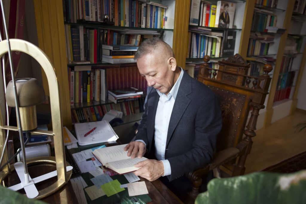 Praxisraum und Schreibtisch von Dr. Juan Jose Rios